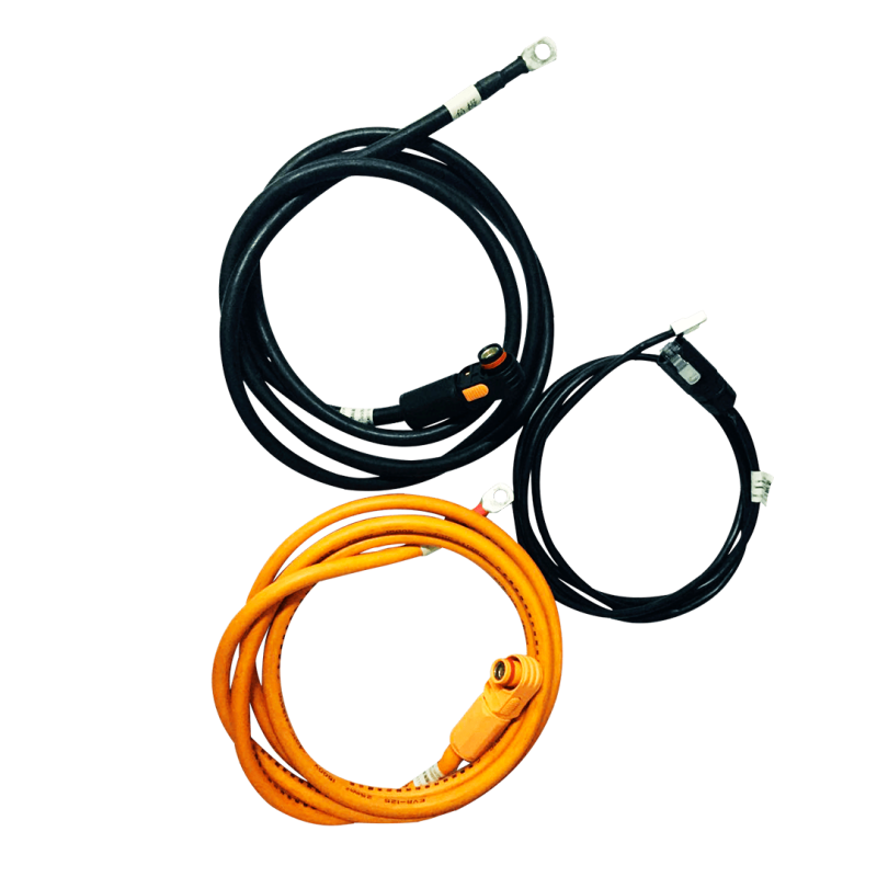 Tre kabler, der samlet udgør et Growatt kabel kit til en SPH inverter og et ARK 2.5H-A1 HV batteri