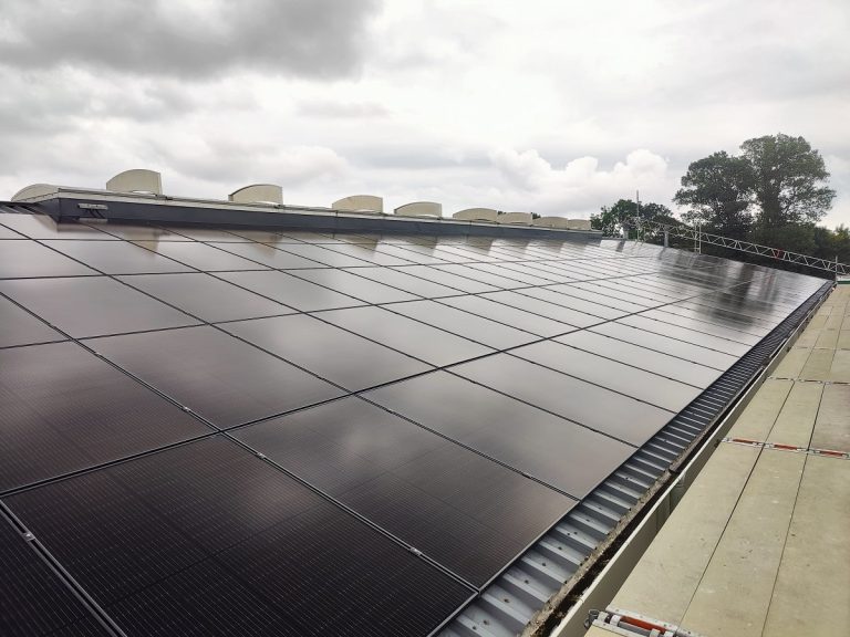 Peugeot Serviceværksted Investerer I Bæredygtig Energi Med Solceller Og Varmepumpe